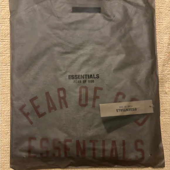 Essentials T-shirt - Picture 3 of 4